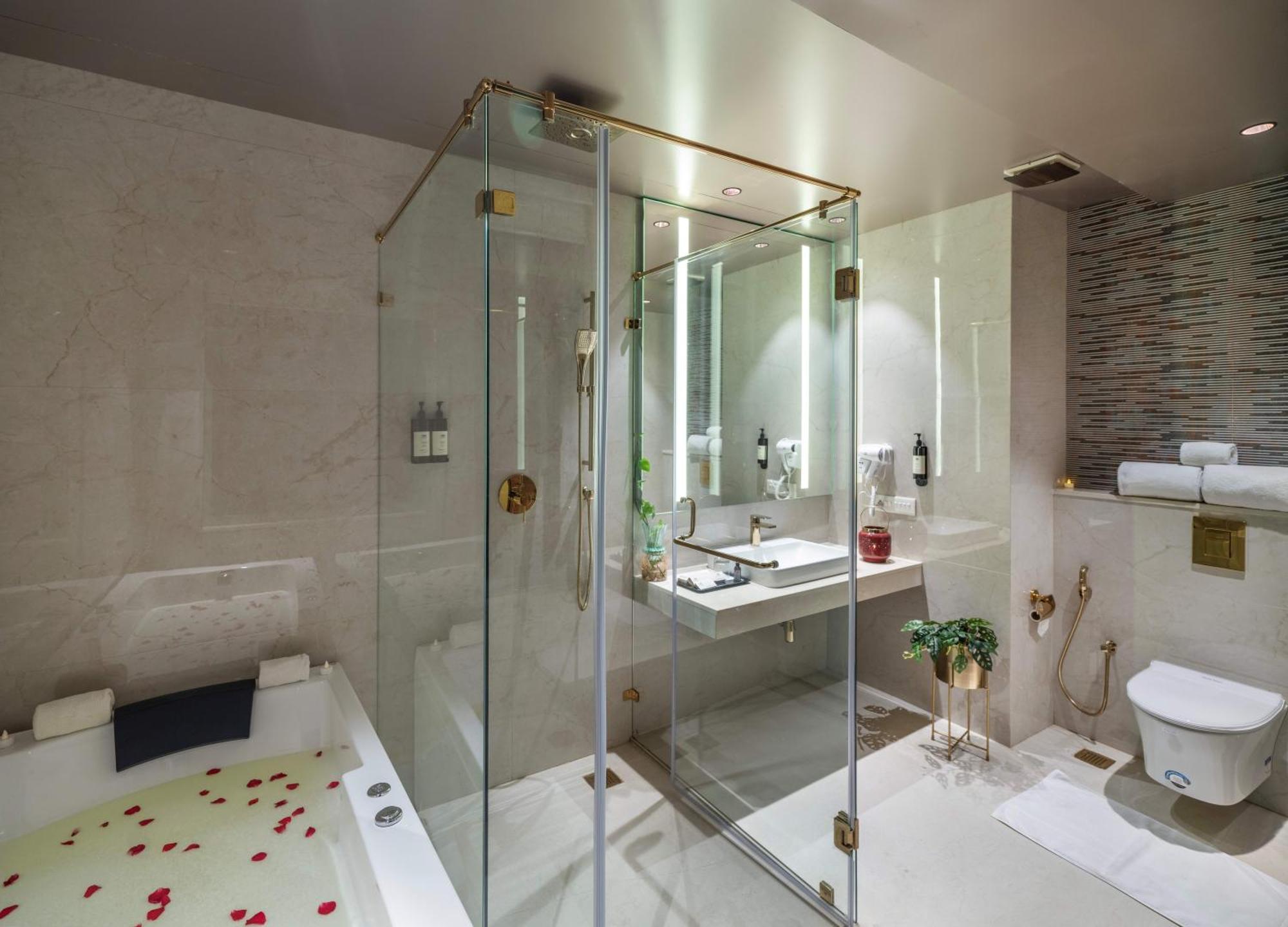 טריואנדרום Uday Suites - The Airport Hotel מראה חיצוני תמונה