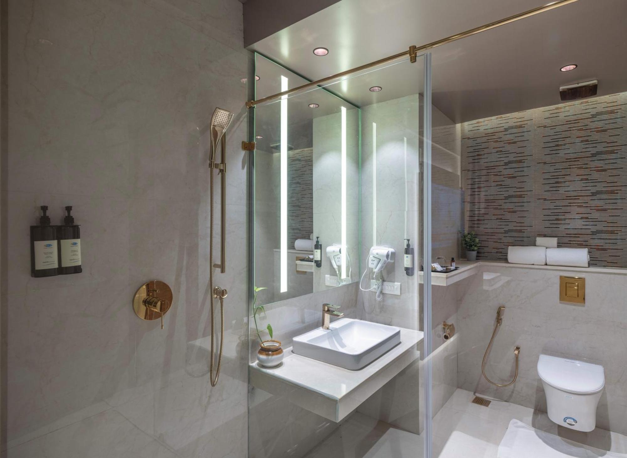 טריואנדרום Uday Suites - The Airport Hotel מראה חיצוני תמונה